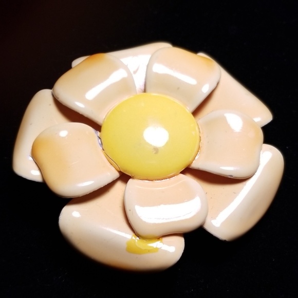 Vintage Enamel Flower Daisy Brooch Pin - Picture 8 of 14